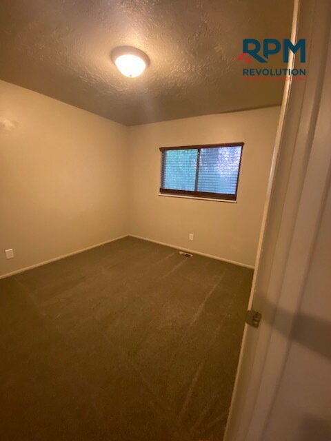 Building Photo - "Charming 3-Bedroom Haven in Sunset