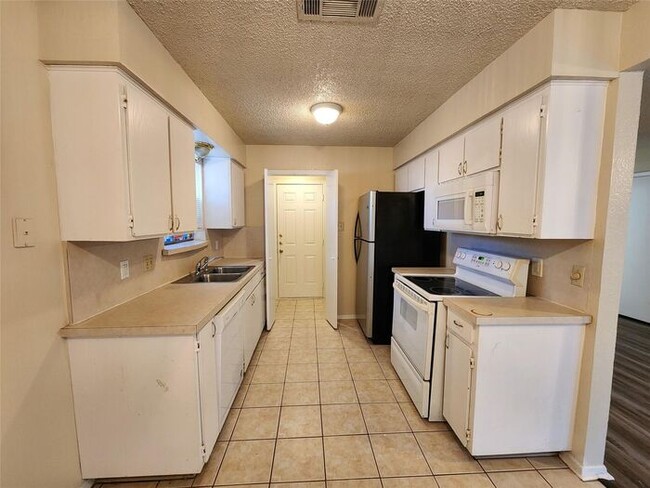 Building Photo - 3BR Duplex w/ Fireplace + Screened Patio in Arlington, TX