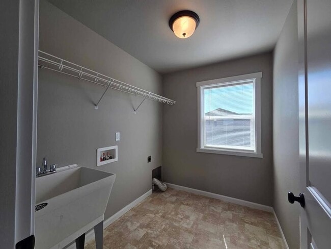 Building Photo - Stunning 3 Bedroom Home In Quincy!