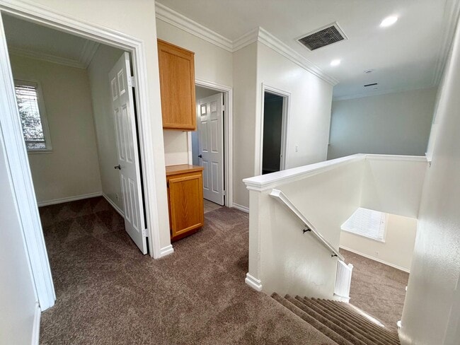 Building Photo - 3 be 2 bath Beautifully Updated Home in Gated Community