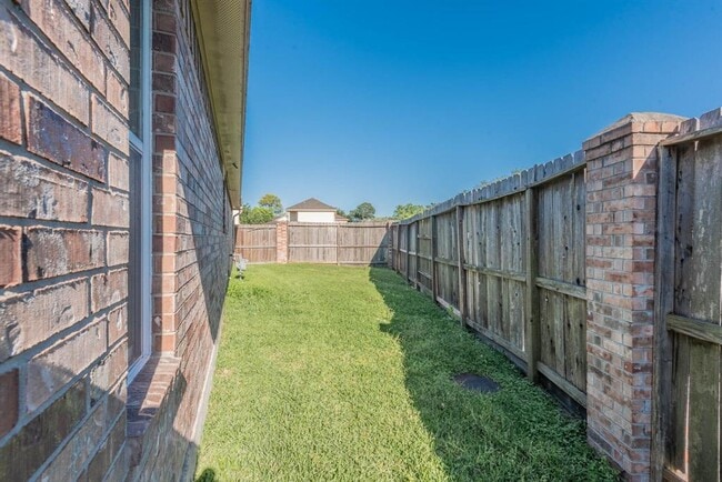Building Photo - 10203 Azalea Village Dr