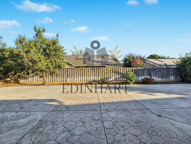 Building Photo - 448 W Serena Ave