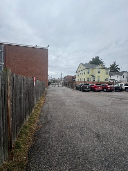 Building Photo - 28 Brentwood St