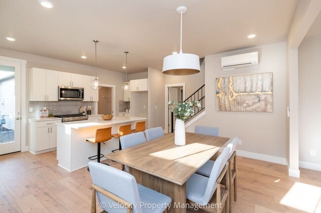 Building Photo - Brand New SE Bend Home!