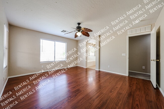 Building Photo - 9202 W MacKenzie Dr