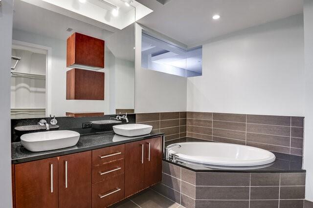 Building Photo - 2600 W 7th St