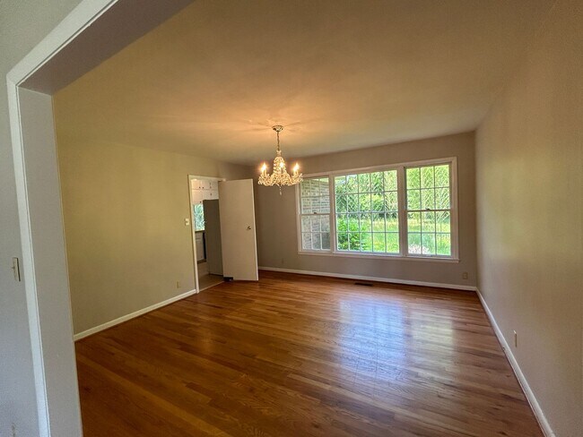 Building Photo - 1504 Cloverdale Road **MOVE IN SPECIAL**