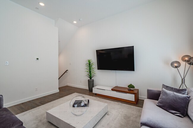 Building Photo - Modern Townhome with Gated Private Lawn & Dual Primary Suites & 2-Car Garage | Knox-Henderson / L...