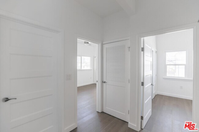 Building Photo - 31 Breeze Ave