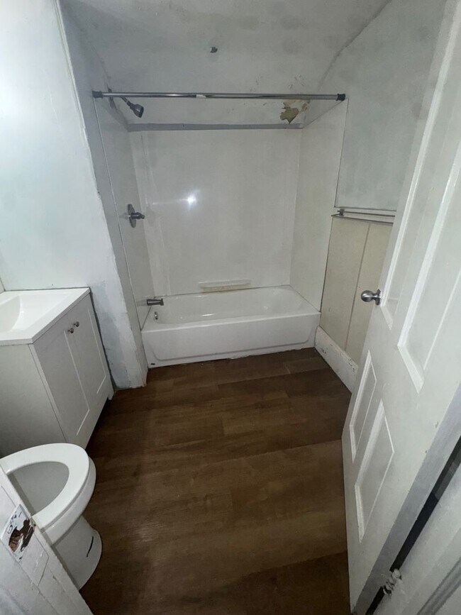 Building Photo - 632 E 101st St