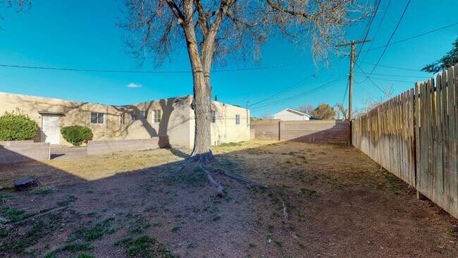 Building Photo - UPTOWN 3 Bedroom +Office  2 Bath with Garage