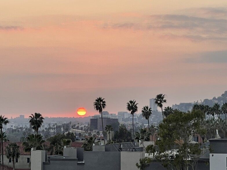 Building Photo - 7135 Hollywood Blvd