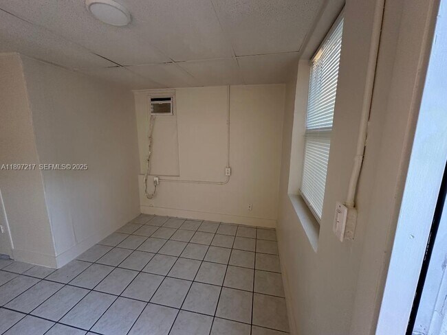 Building Photo - 1956 Lincoln St