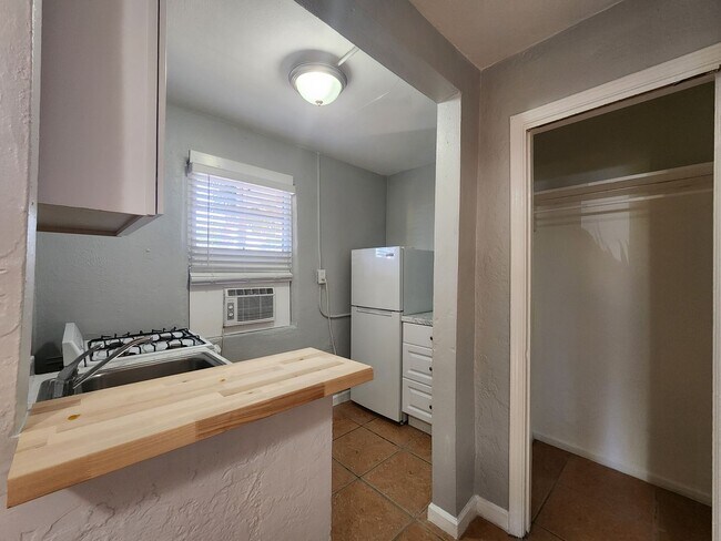 Building Photo - * HALF OFF 1ST MONTH'S RENT WITH 13 MONTH LEASE *