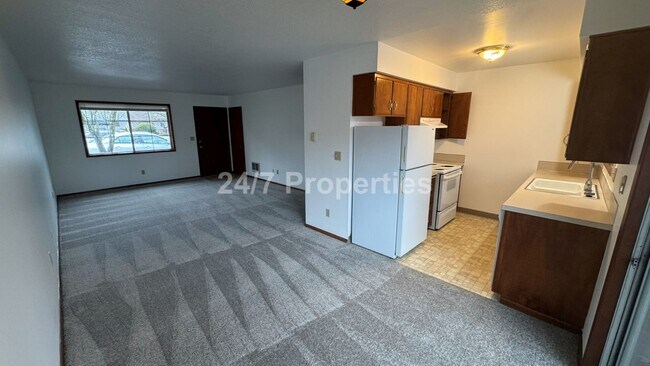 Building Photo - Charming 2BD/1BA with Patio  - Milwaukie