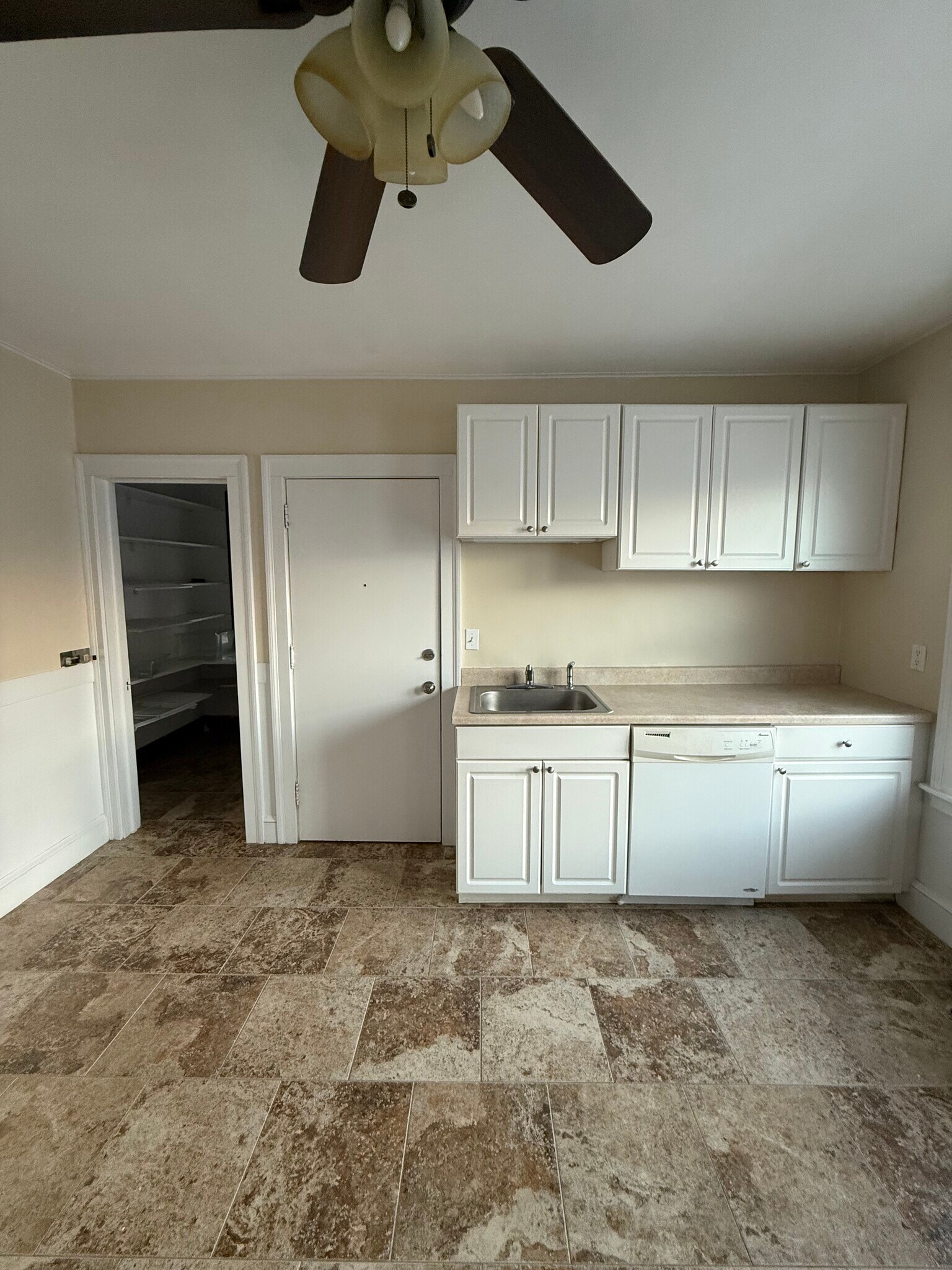 Kitchen. - 18 Roger St