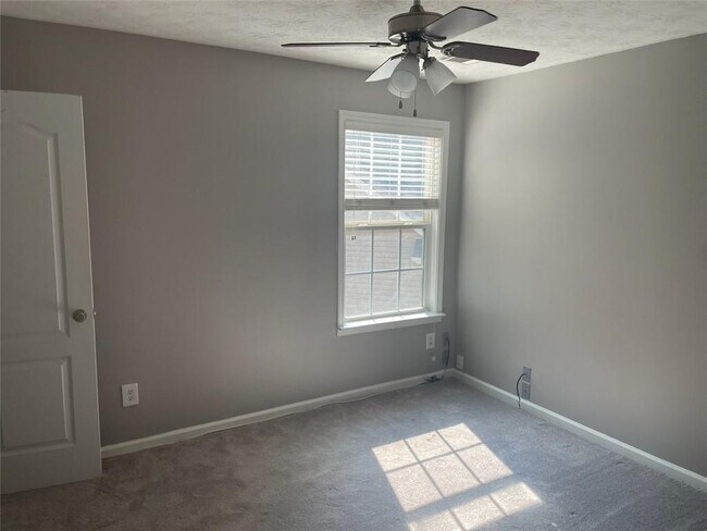 Building Photo - 2432 Temple View Dr