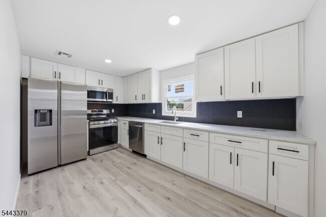 Building Photo - 551 Schuyler Ave