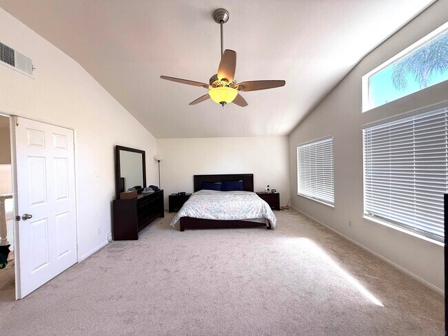 Building Photo - 5006 Palmera Dr