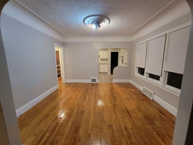 Building Photo - Beautifully updated large spacious home.  ...