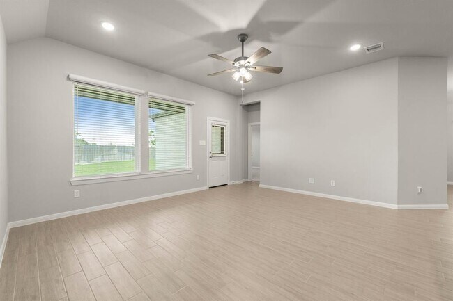 Building Photo - 30839 Boxwood Dr