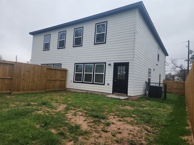 Building Photo - 6719 Roanoke St