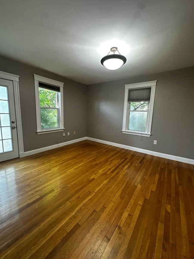 Building Photo - Spacious 3 Bed 2 Bath Apartment With Garag...