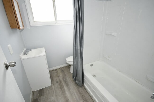 Building Photo - 2 Bed/1Bath Single Family Row House - Section 8 Considered