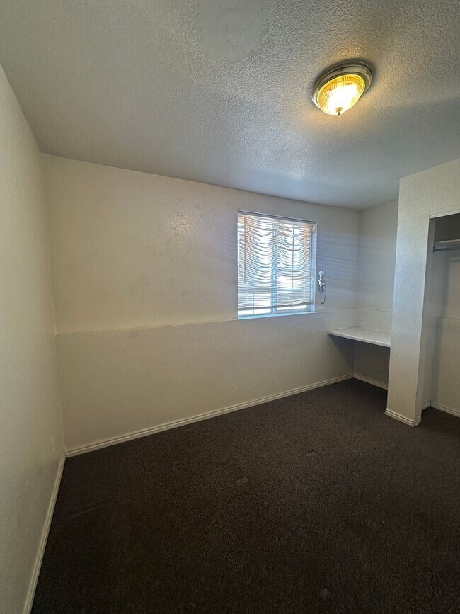 Building Photo - 4-bedroom, 2-bath apartment in Cedar City fourplex