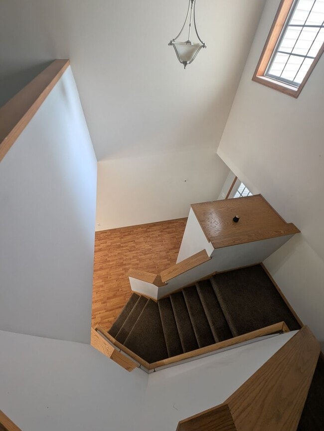 Building Photo - Updated 3BR Townhome in Eagan – Close to S...