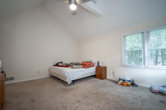Building Photo - 115 Winterberry Dr