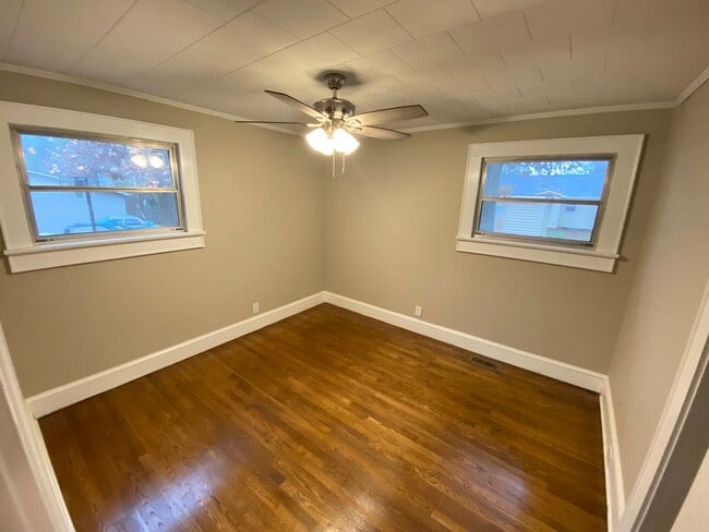 Building Photo - Freshly renovated 4 bedroom 2 bathroom hou...