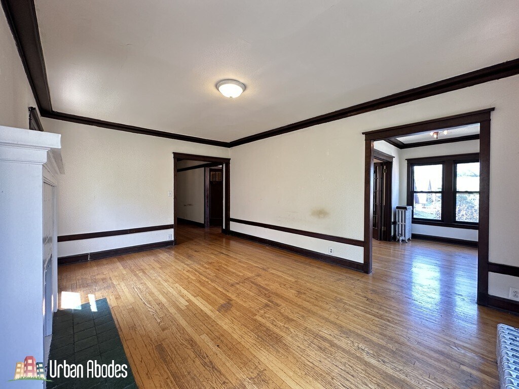Building Photo - 2434 N Sawyer Ave