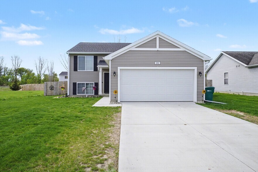 Building Photo - 202 Creek Pointe Cir