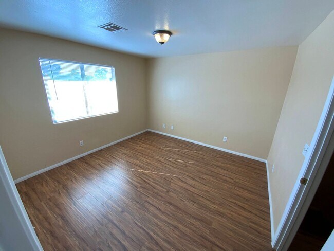 Building Photo - HCVP CONSIDERED! CUTE TOWNHOME NEARBY NELL...