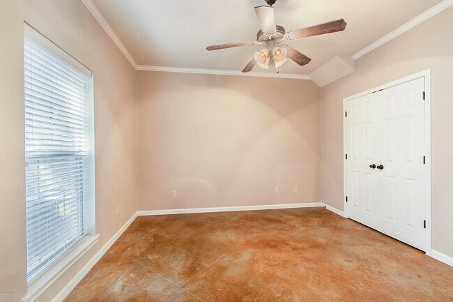 Building Photo - 120 Deraney Ln