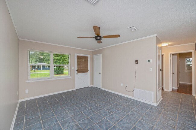 Building Photo - Charming Florida Cottage in the Heart of F...