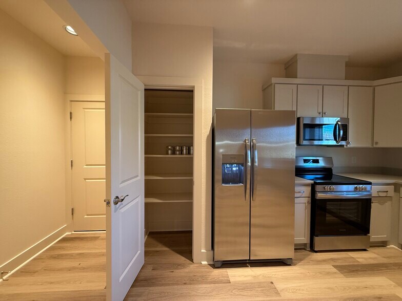 Building Photo - 104 Kirkland St