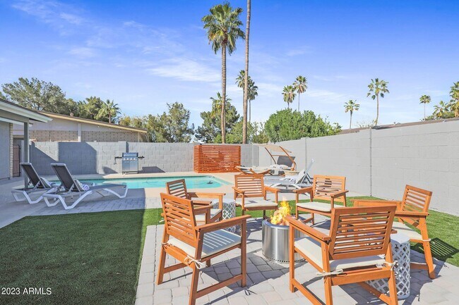 Building Photo - 421 Lila Cir