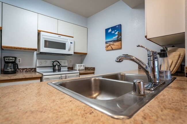 Building Photo - Fully Furnished, 1 Bed/1 Bath, Kihei Bay Vista with Pool