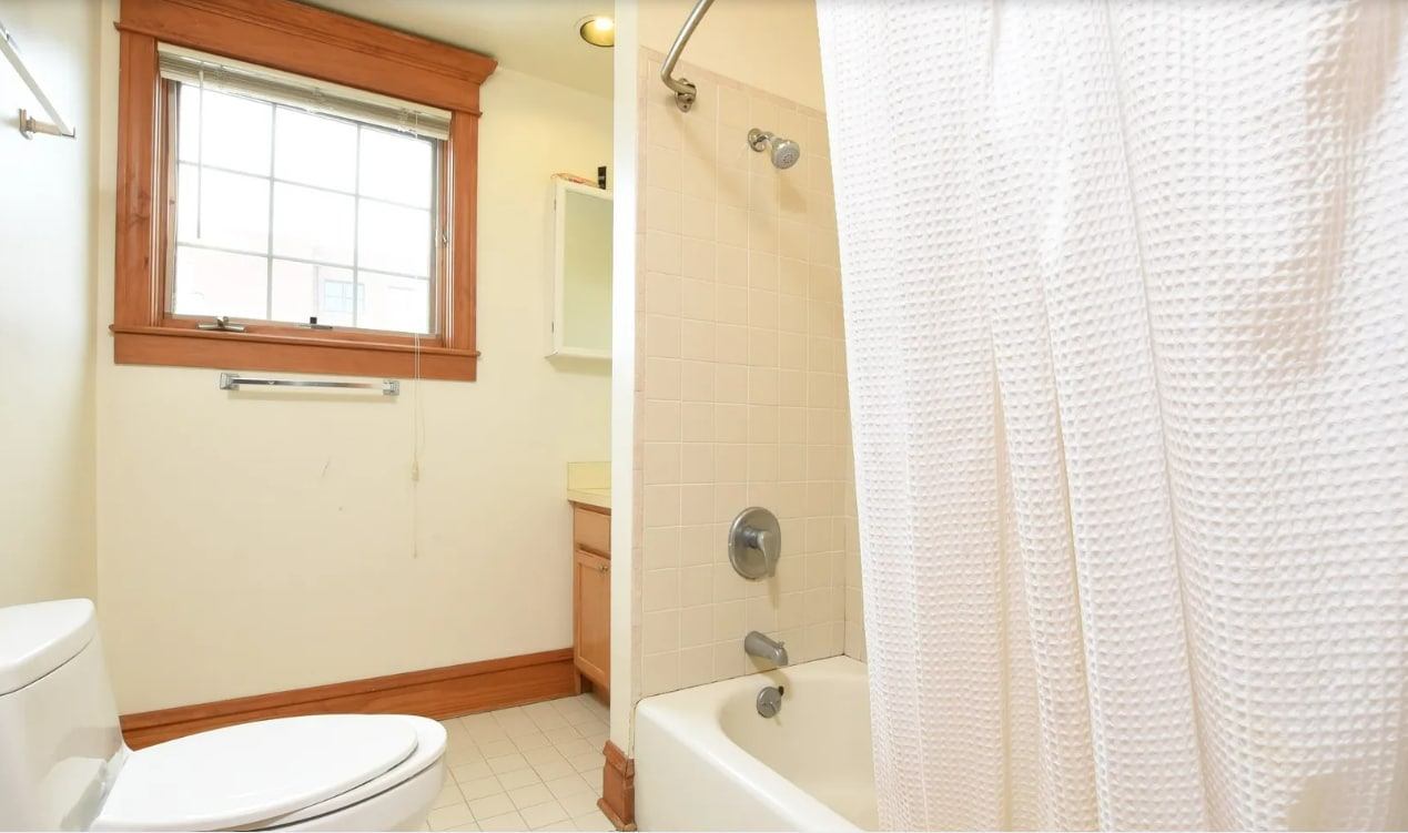 Bathroom Two - 4322 N Lincoln Ave