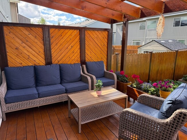 Building Photo - Lovingly Maintained East Anchorage Home wi...