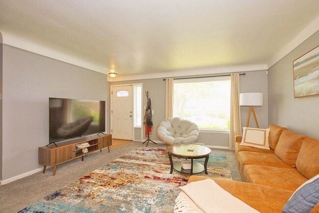 Building Photo - FULLY FURNISHED ACED 3 BED 1.5 BATH SINGLE...