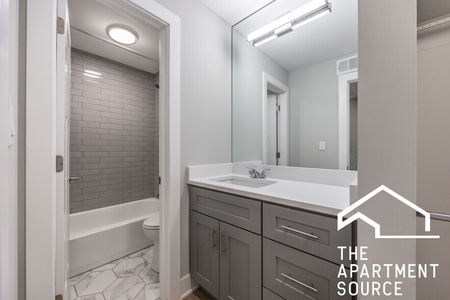 Building Photo - 1223 N La Salle Dr