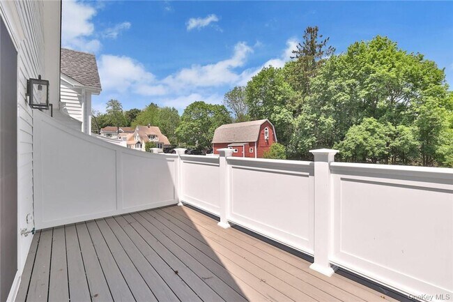 Building Photo - 470 Main St