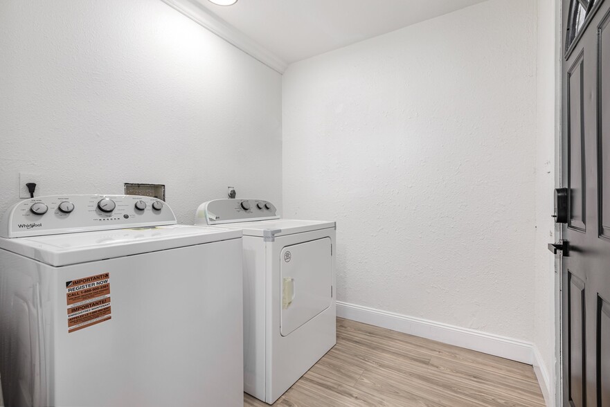 Building Photo - 733 Tarpon Ave