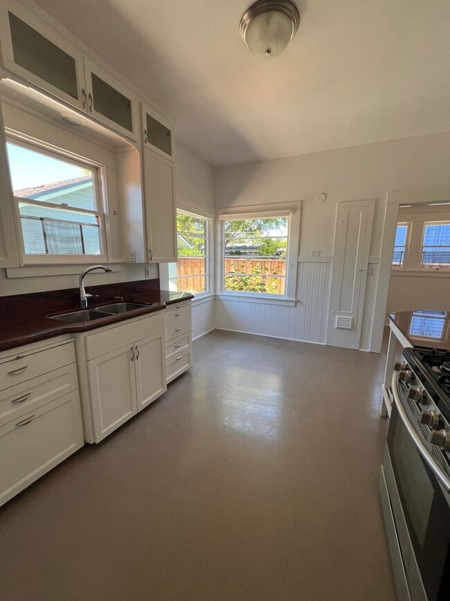 Building Photo - Charming 1910 Craftsman Home – 3BR/2BA + B...