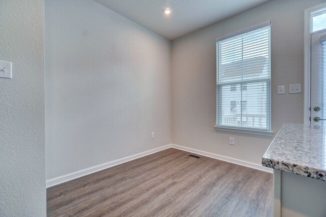Building Photo - 2 bedroom townhome in Portsmouth