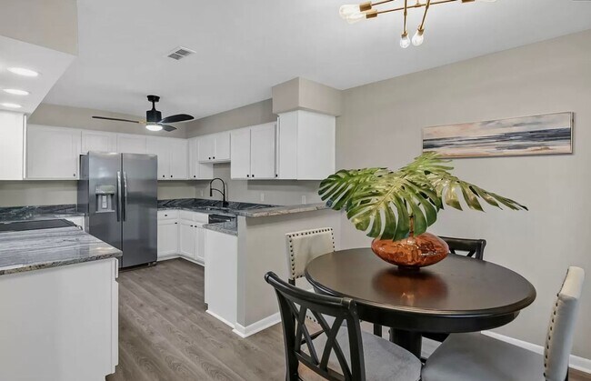 Building Photo - 3 Bedroom 3 Bathroom Condo in Yacht Cove