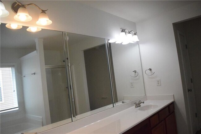 Building Photo - 5780 Weddington Dr